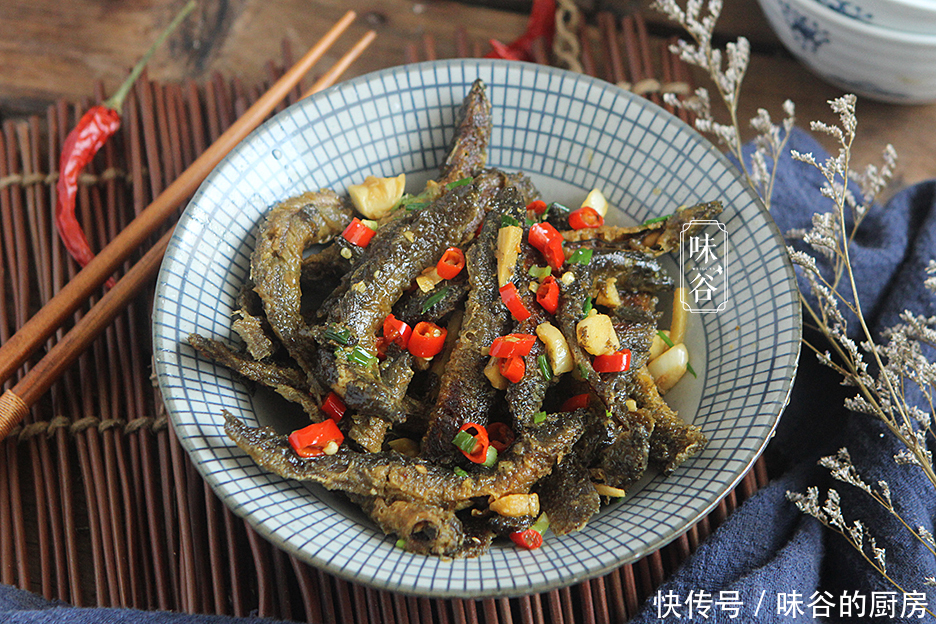 下饭|冬天,多给家人吃此这鱼,肉质细腻刺又少,简单焖一焖鲜香下饭
