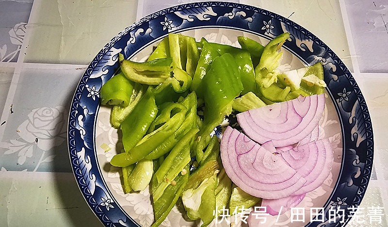 鲜香|夏季多给孩子吃鸡胸肉，低脂高蛋白，上锅一炒，鲜香滑嫩营养高！