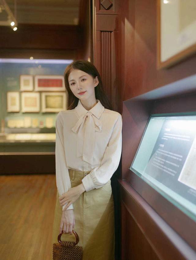 衬衫|半身裙在秋天依然风头不减，搭配泡泡袖衬衫，这才是“高级穿法”