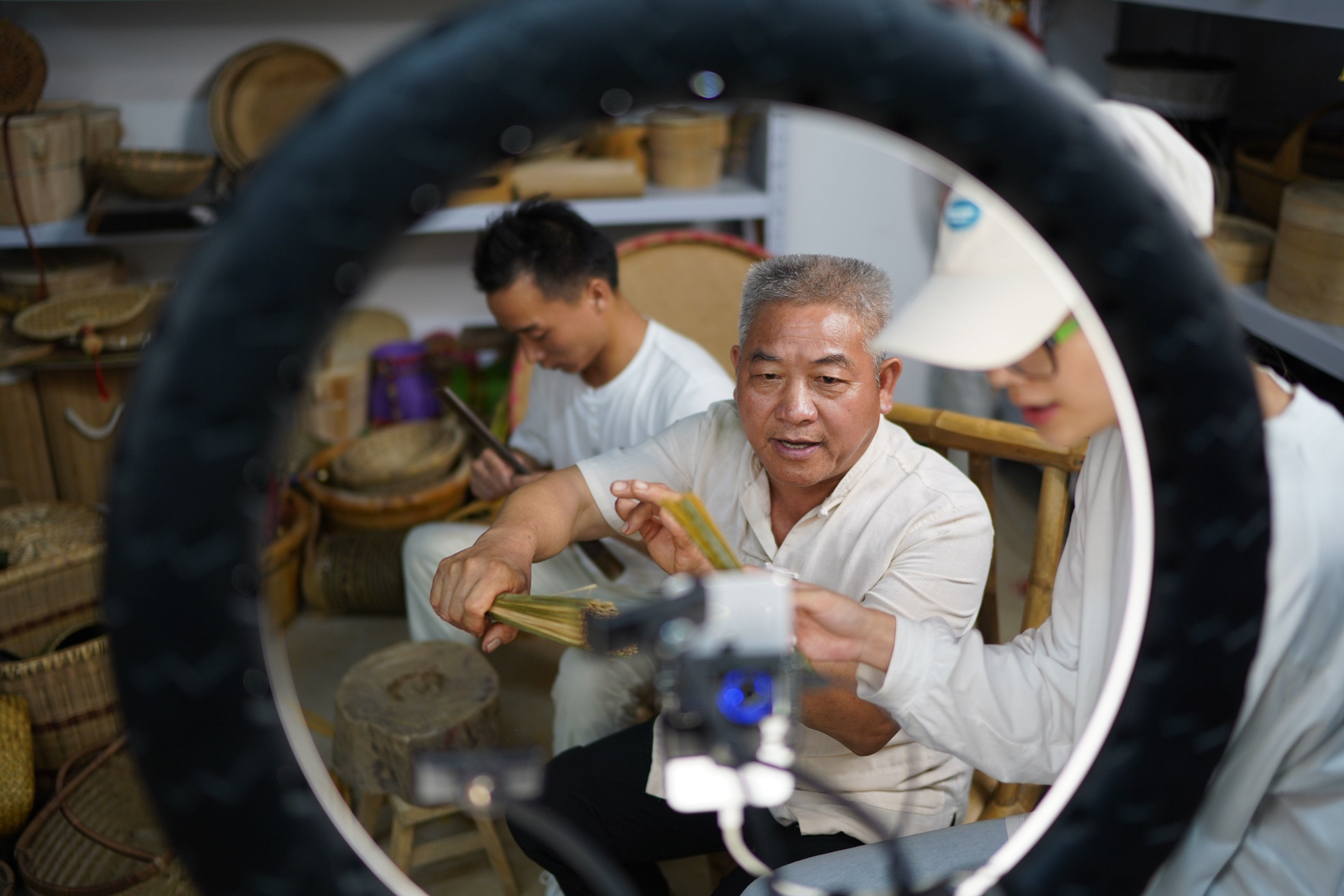 马彪|吸引“粉丝”数百万，竹编老李有绝活！