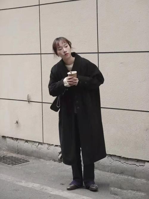 我们在选择裤子的时候，可以选择直筒裤，突出自己的优点