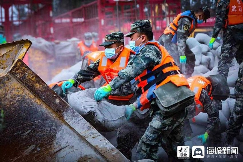 新绛|武警彻夜奋战 汾河山西新绛段决口合龙