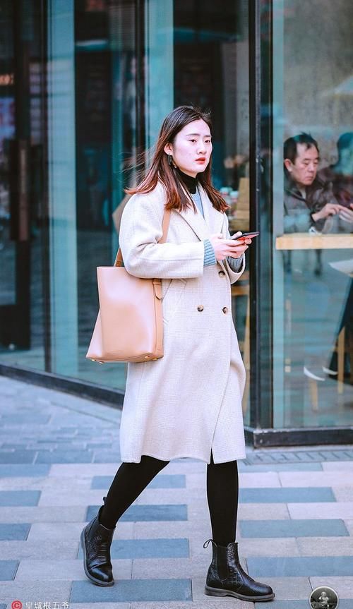 让自己|街拍:学习穿搭是一件巧妙的事情,因为它可以变化的招数有很多