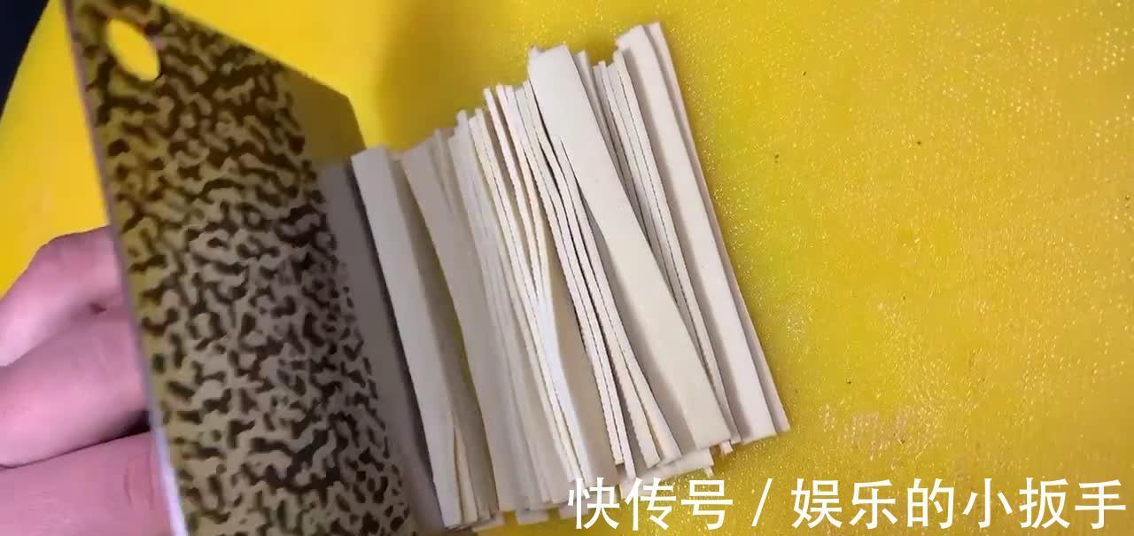 韭菜猪肉粉条炖干豆腐,咸香微辣劲道入味,做法既简单又下饭