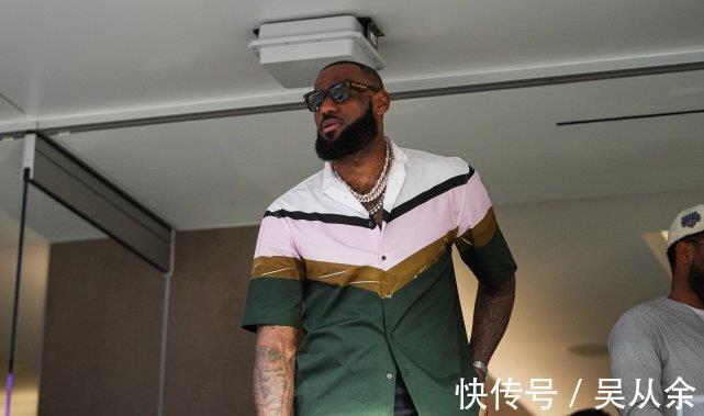 奥尼尔|詹姆斯现身超级碗引欢呼!奥尼尔魔术师亮相,库里再成洛杉矶公敌
