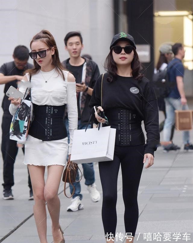 打底裤 黑色宽松长袖搭配黑色打底裤,多层次的搭配,在视觉上带来立体感!