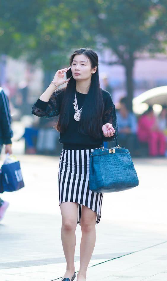 街拍：时尚靓丽的姐妹花，黄色与白色的连体裤优雅大方