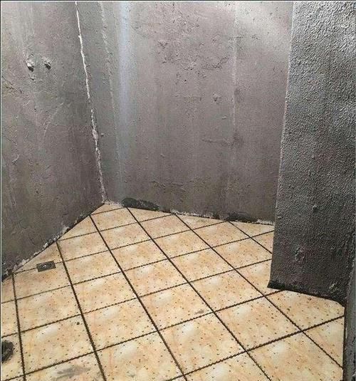 工人|先铺墙砖还是地砖好?我家工人先铺地砖,还劝我别担心!现想重铺
