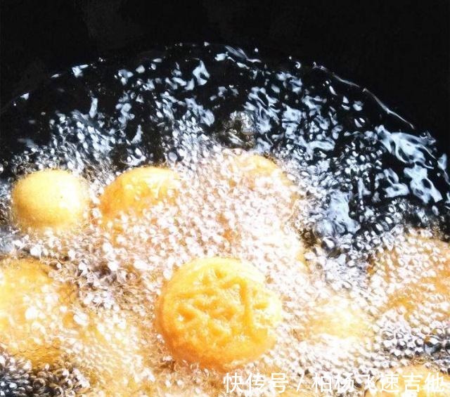 南瓜糕|做南瓜饼时，切记别再用面粉了，改用它，饼香软美味冷了也不硬！