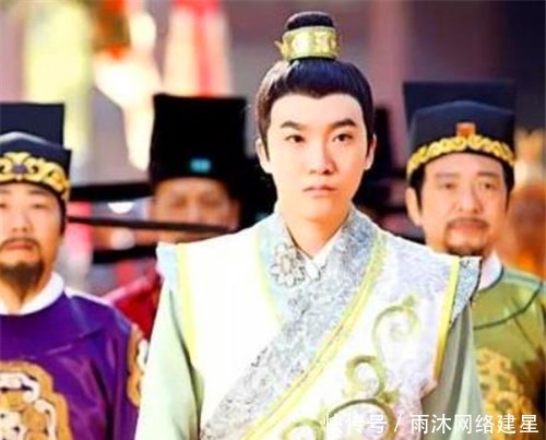 好玩|小孩调皮爬上龙椅，皇帝问：做天子好玩吗？小孩答4字，继承帝位