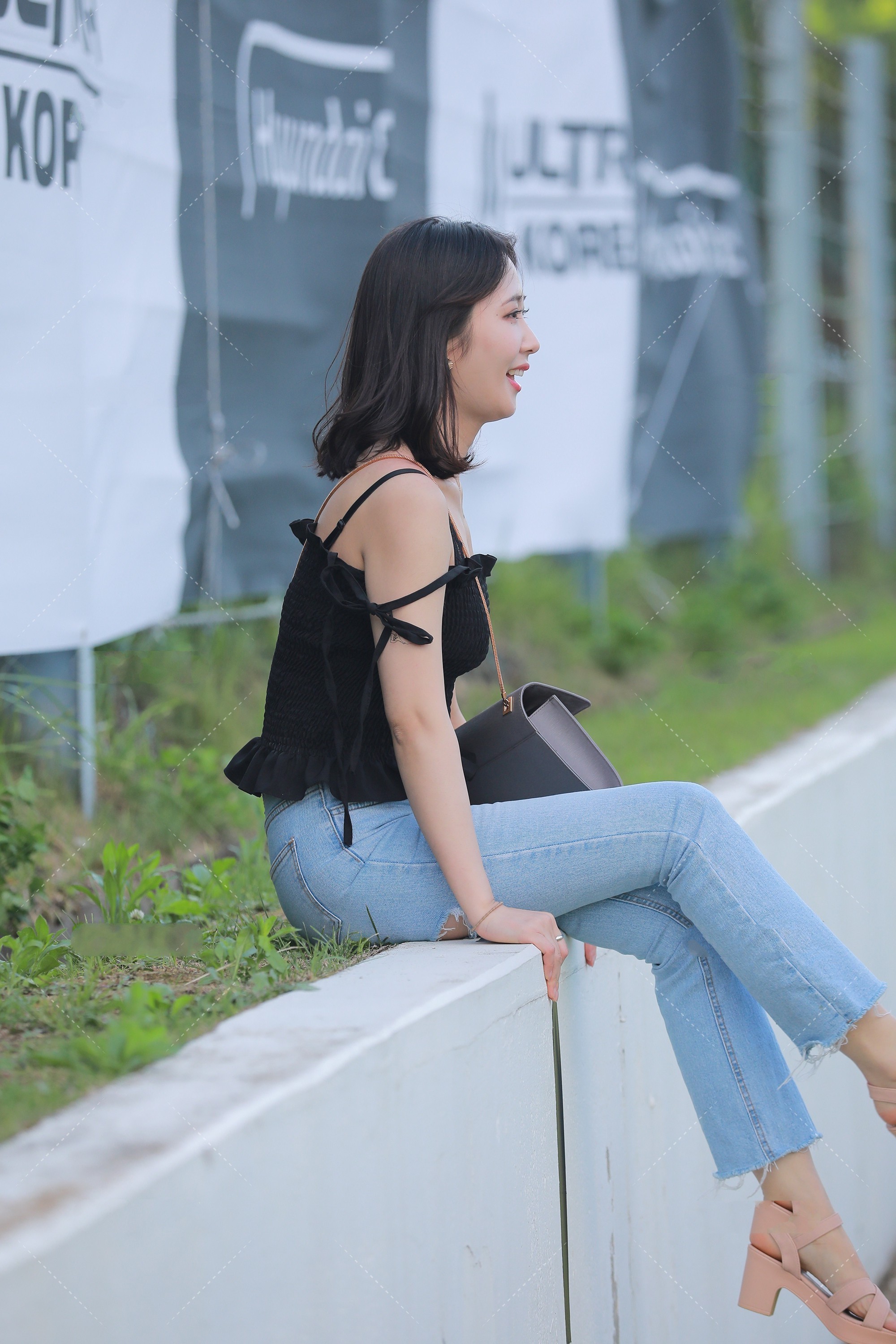 上衣|黑色上衣搭配蓝色裤子, 经典穿搭, 青春靓丽