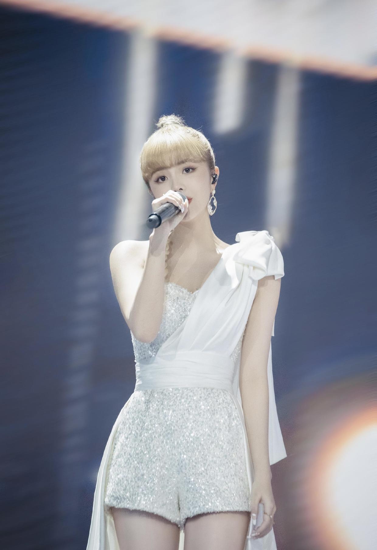 小蛮腰|女明星安崎气质绝了,穿卡其色格纹露脐装配黑色长裤,高级又洋气