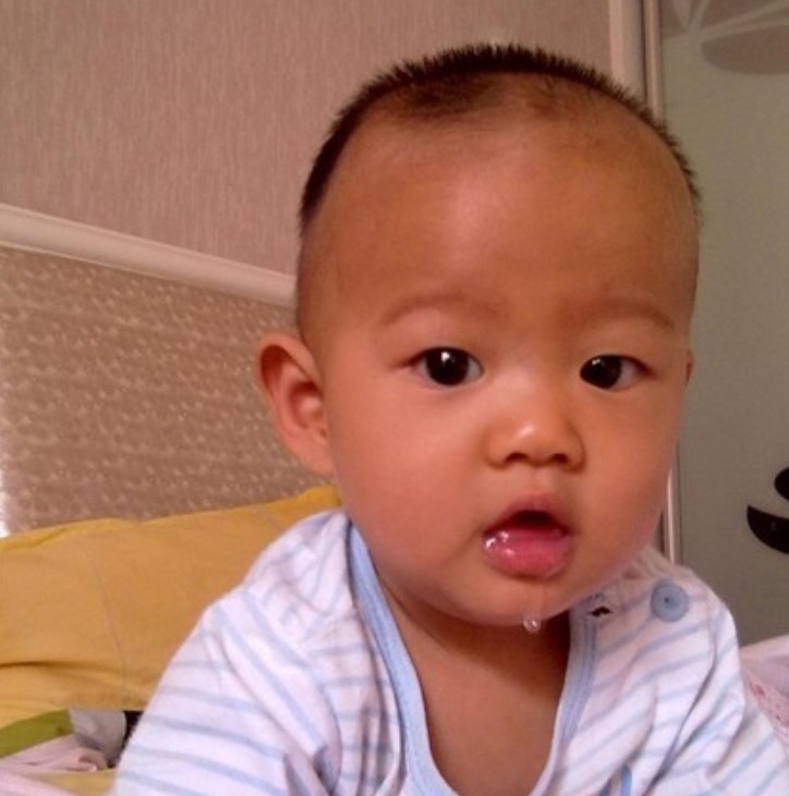 围嘴|“最馋宝宝”高铁上看人吃东西,口水流满爸爸肩膀,网友:小饕餮