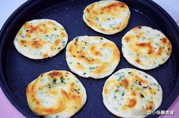 简易版葱花饼,不用和面揉面,一看就会做,不到5分钟就做好!