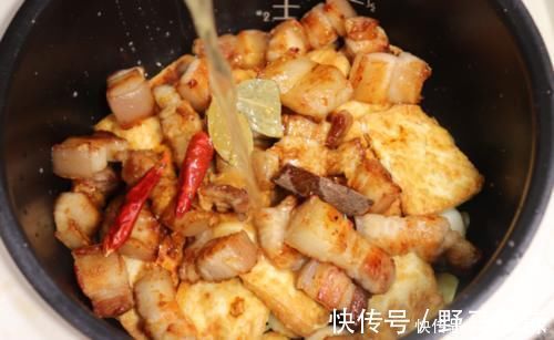 色香味|五花肉这样做真过瘾，不加水不加油，简单2步，上桌连汤汁都不剩