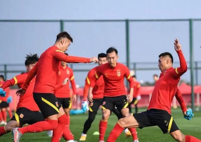集训|喜讯,中国足球传来重要信息,李霄鹏做出正确决定,国足成大赢家