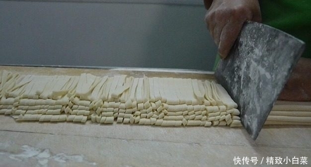 老伯面馆早餐每天至少卖出3000碗,只因每碗面多加了1毛钱的食材