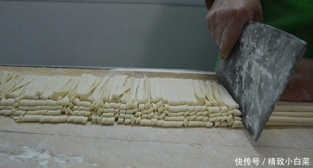 老伯面馆早餐每天至少卖出3000碗，只因每碗面多加了1毛钱的食材