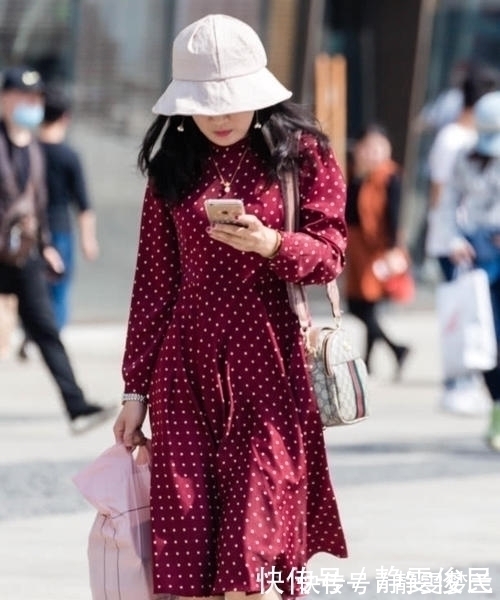 衣服|小姐姐的衣服亮了：前面看是上衣和裤子，后面看却像连体裤，牛！