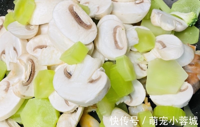 青笋|尹正没骗我 焖菜好好吃所有调料只有盐和黑胡椒，竟然这么好吃。