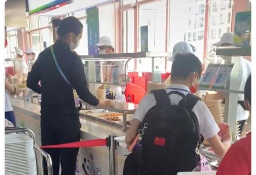 天真可爱！全红婵逛遍食堂吃起“自助”，连吃带拿场面相当有趣