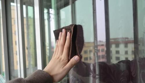 清洁剂|年前大扫除,玻璃太脏别用水擦了,只需喷一点它,干净透亮无水印