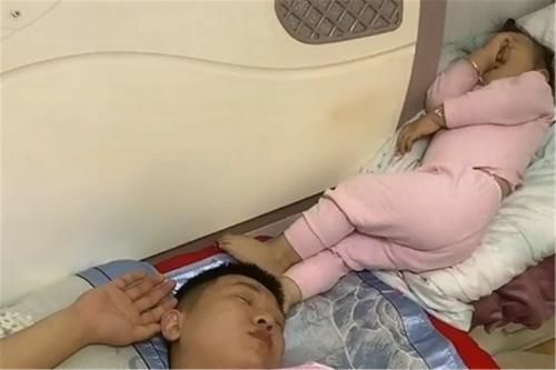 宝妈|一家人因睡觉位置走红，网友：女儿是亲生的，儿子怕是充话费送的