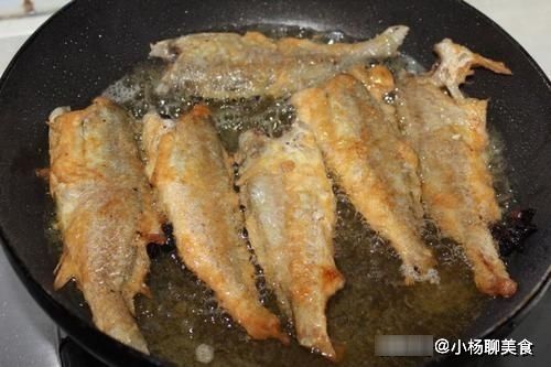 不论炸什么鱼，可别只加淀粉，大厨教你一招，鱼肉外酥里嫩不腥气