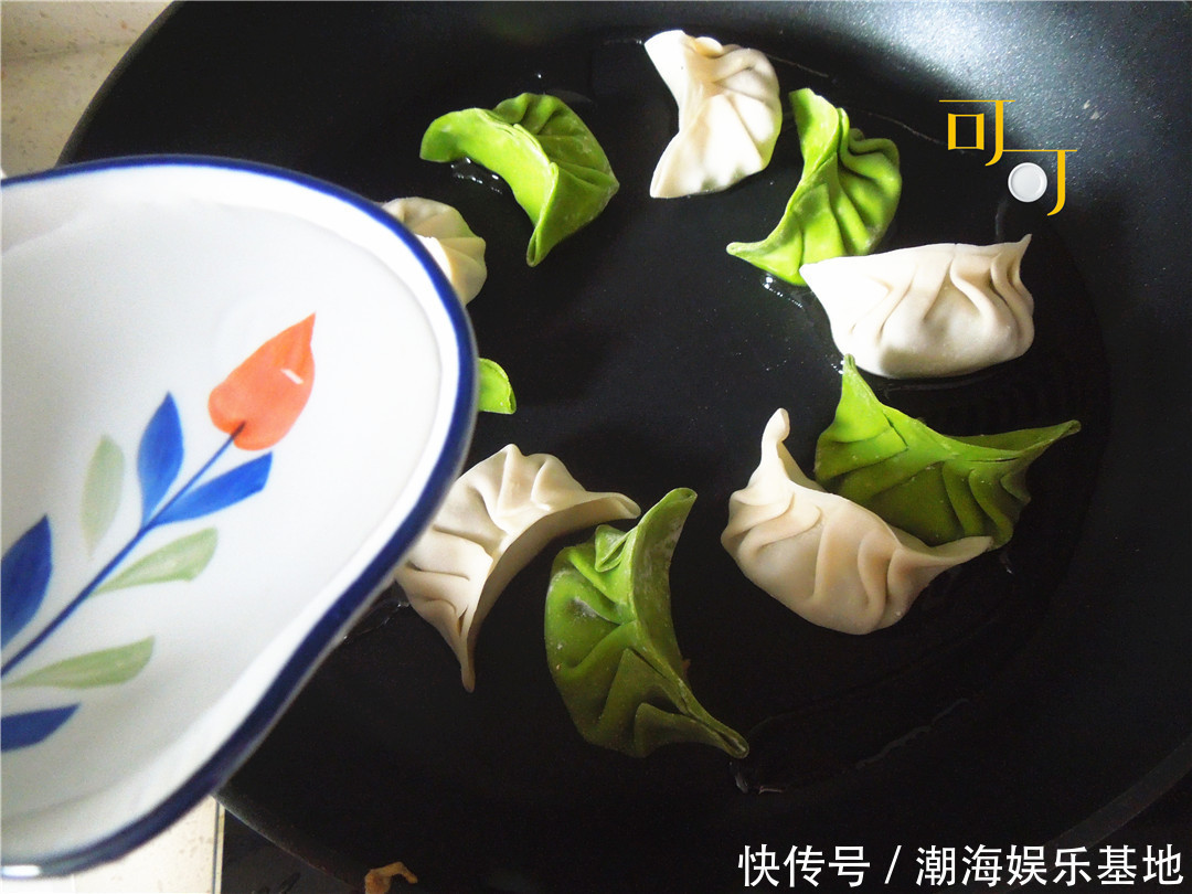 包饺子|出门前给老公准备的三鲜馅饺子,煮着吃煎着吃都可以,太方便