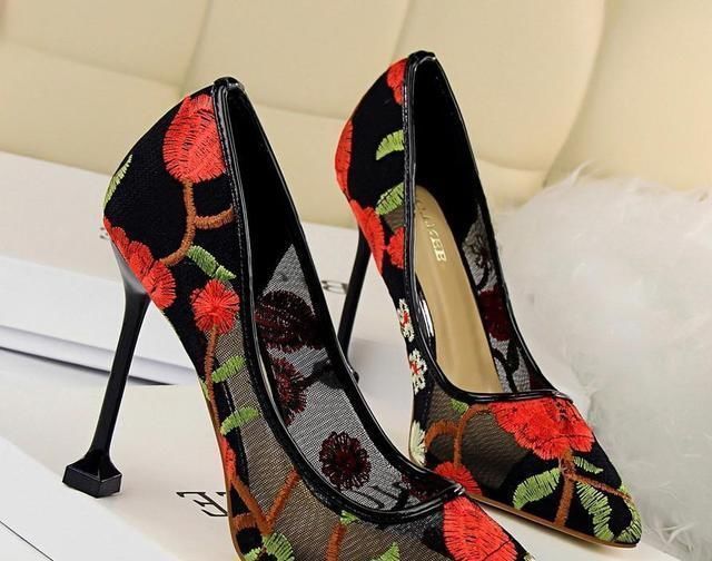 鞋型|矮个子不一定非要穿高跟鞋,今年流行这3双显高鞋,不累脚还时髦