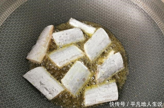 带鱼好吃有窍门，记住这3点，鱼肉鲜嫩无腥味，不松散不油腻