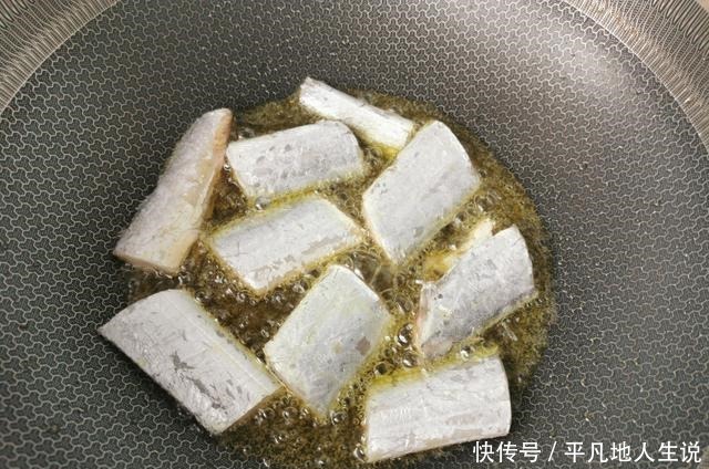 带鱼好吃有窍门,记住这3点,鱼肉鲜嫩无腥味,不松散不油腻