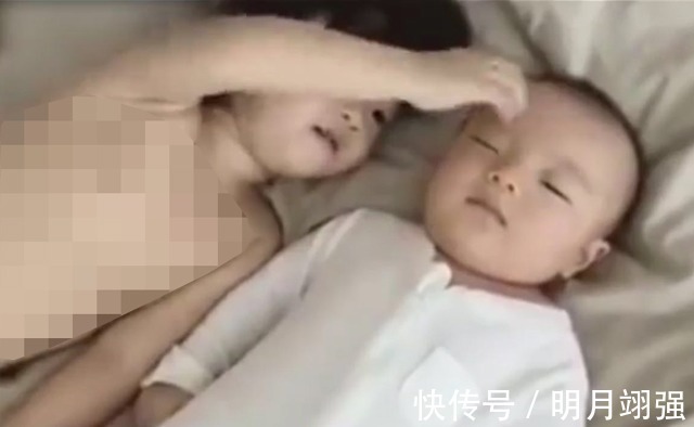 弟弟|2岁姐姐唱歌哄3个月弟弟睡觉,弟弟的反应笑翻妈妈,好萌好可爱