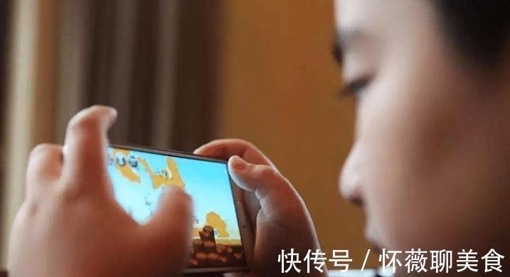 态度|“妈妈给我玩手机!”,两个家庭对手机不同态度,决定孩子的未来