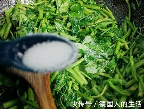 全家|土豆丝别只会炒，加上半碗面粉，10分钟解决全家早餐，香酥脆