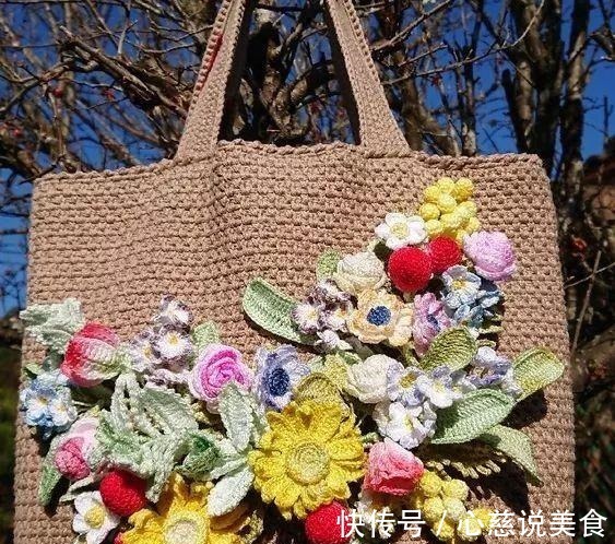 包包$55款超美的钩花包包,只要会钩不同的花,拼缝在一起,就能做出