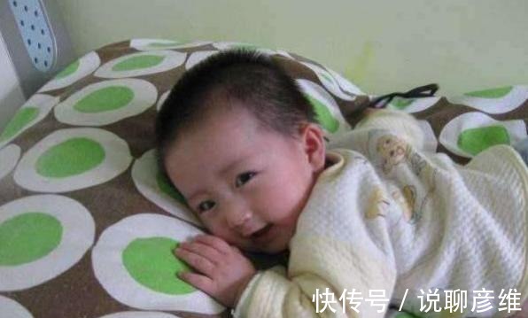 宝宝们|两岁宝宝偷偷摆弄“小肚腩”，被妈妈发现后，瞬间变脸表情超萌