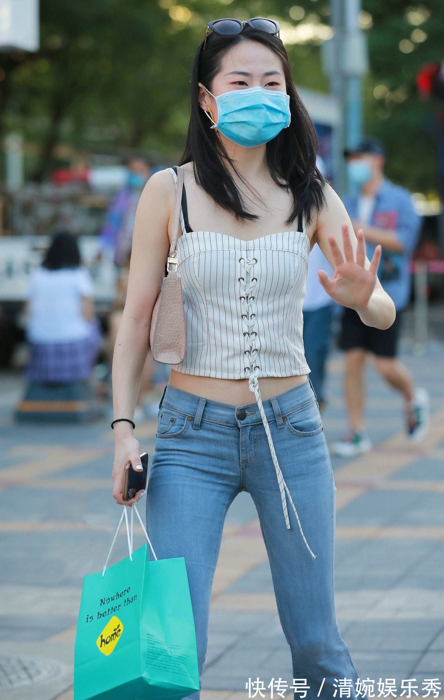 小姐姐 吊带上衣搭配牛仔裤,凸显身材让人眼前一亮