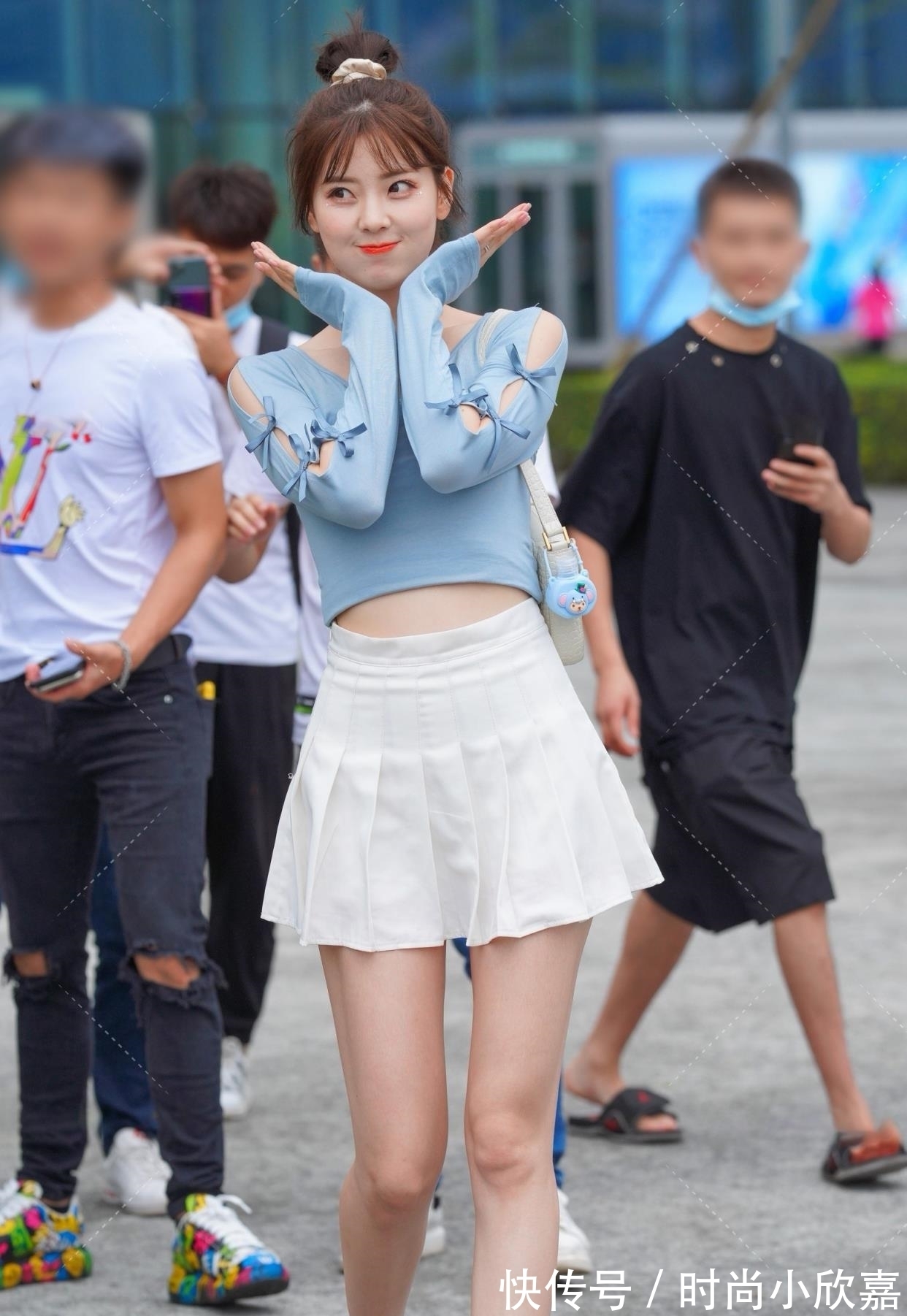 紧身|百褶裙搭配什么上衣?试试雾霾蓝紧身T恤,甜美减龄又好看