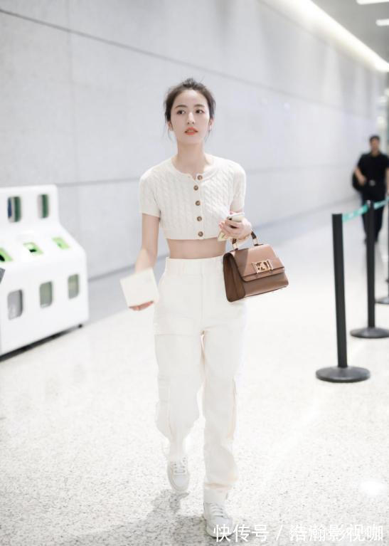 粉饼 包包里常放几样东西的,一般都是讲究的女人,你有几样