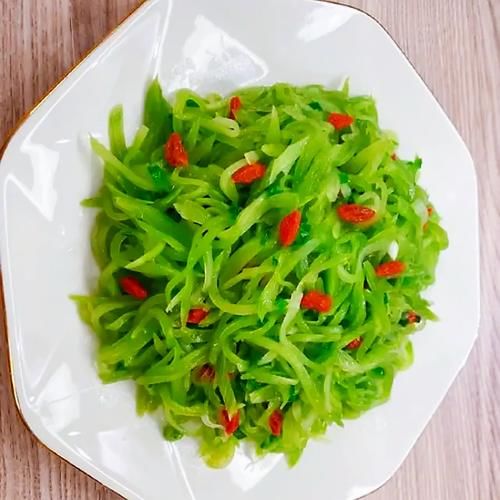 张馨予菜园子中莴笋收获，网友：没错了妥妥的“最美农场主”