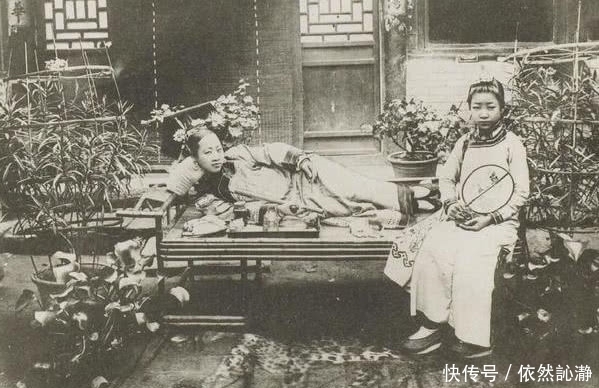 吃力|晚清罕见老照片:苦工吃力锯树桩,图3花园中午睡的女子