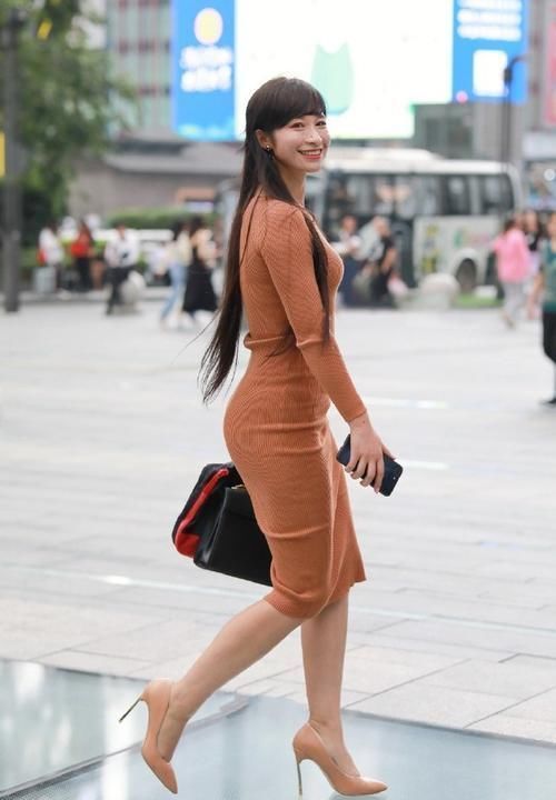 街拍街头英姿飒爽的小姐姐，简约大方的穿搭，潮流范儿十足