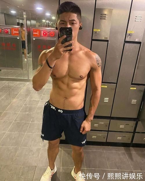 臂肌|痞帅纹身男的肌肉真扎实，胸肌、腹肌、臂肌好精壮，人鱼线很性感