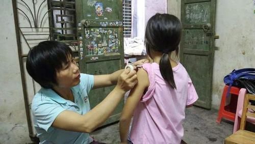 气冲|3岁女娃打针后越想越委屈,气冲冲找医生“算账”,网友:太萌了