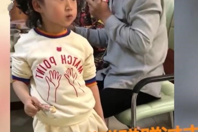 老大|弟弟趁着姐姐看电视,站在姐姐旁偷吃鸡腿,姐姐一低头被萌到了