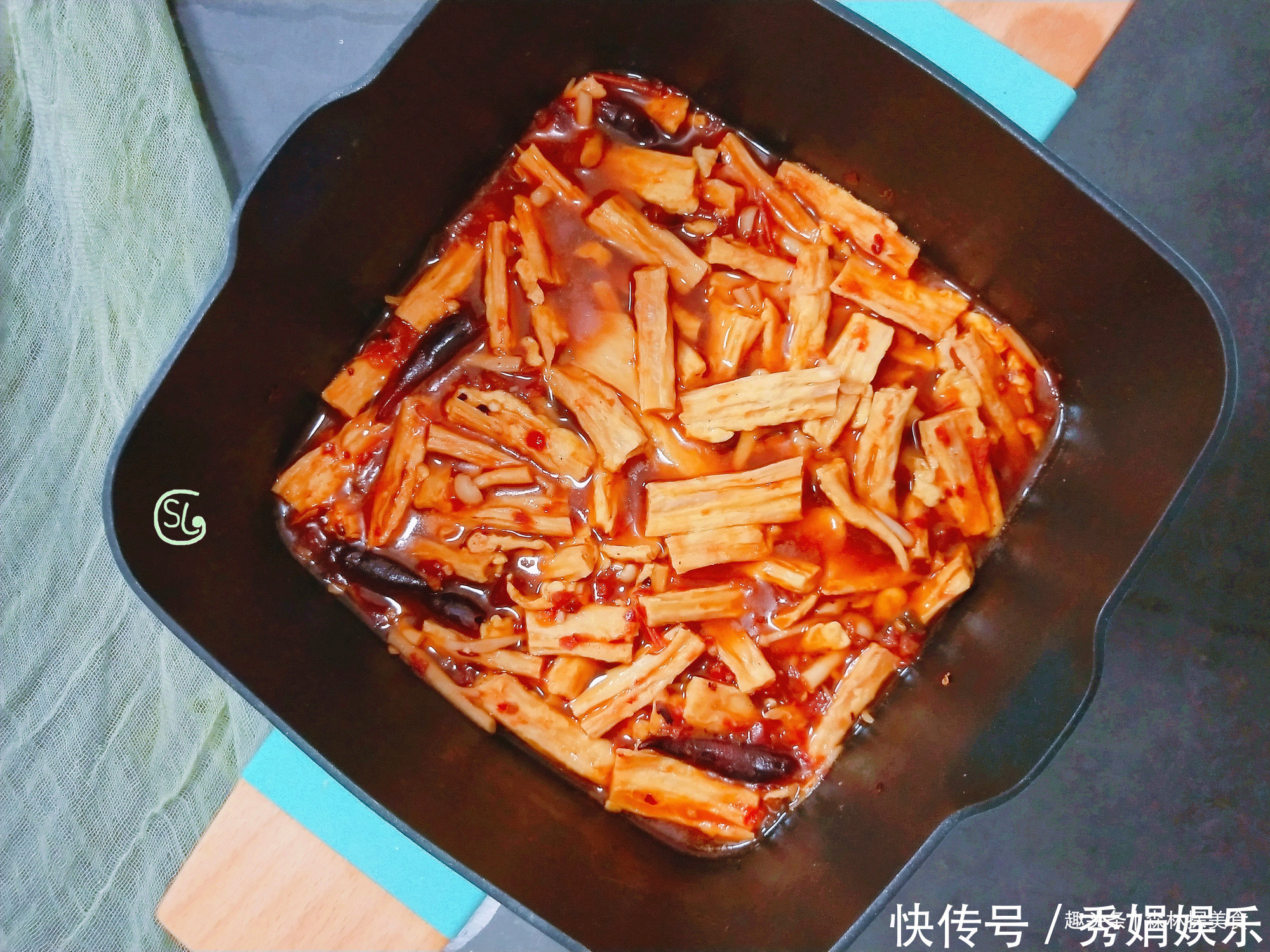 腐竹和白玉菇简单一做,太美味了,营养解馋,越吃越过瘾