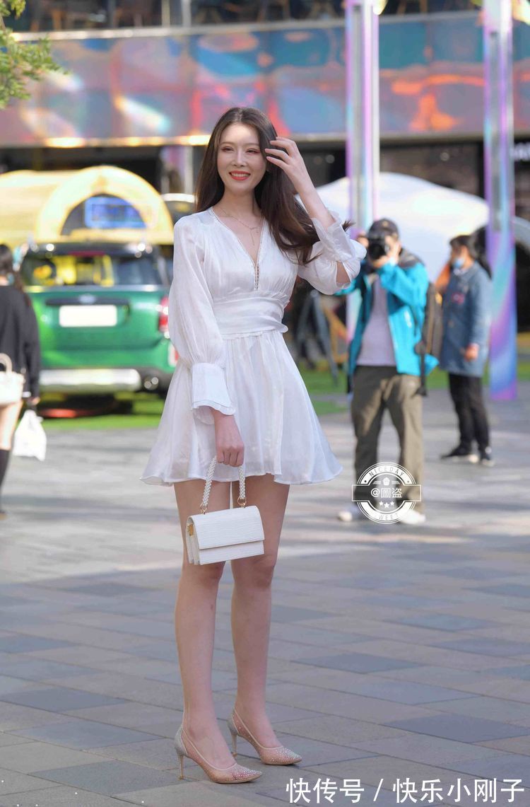 连衣裙 简单搭配的连衣裙上身特别洋气,秀出阳光的气质,甜美时尚