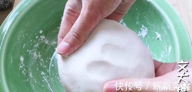 糯米粉开水烫一烫,比年糕简单,比糍粑好吃,一学就会