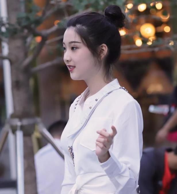 拼接|街拍花颜月貌的小姐姐,一条拼接的连衣裙,美丽大方气质